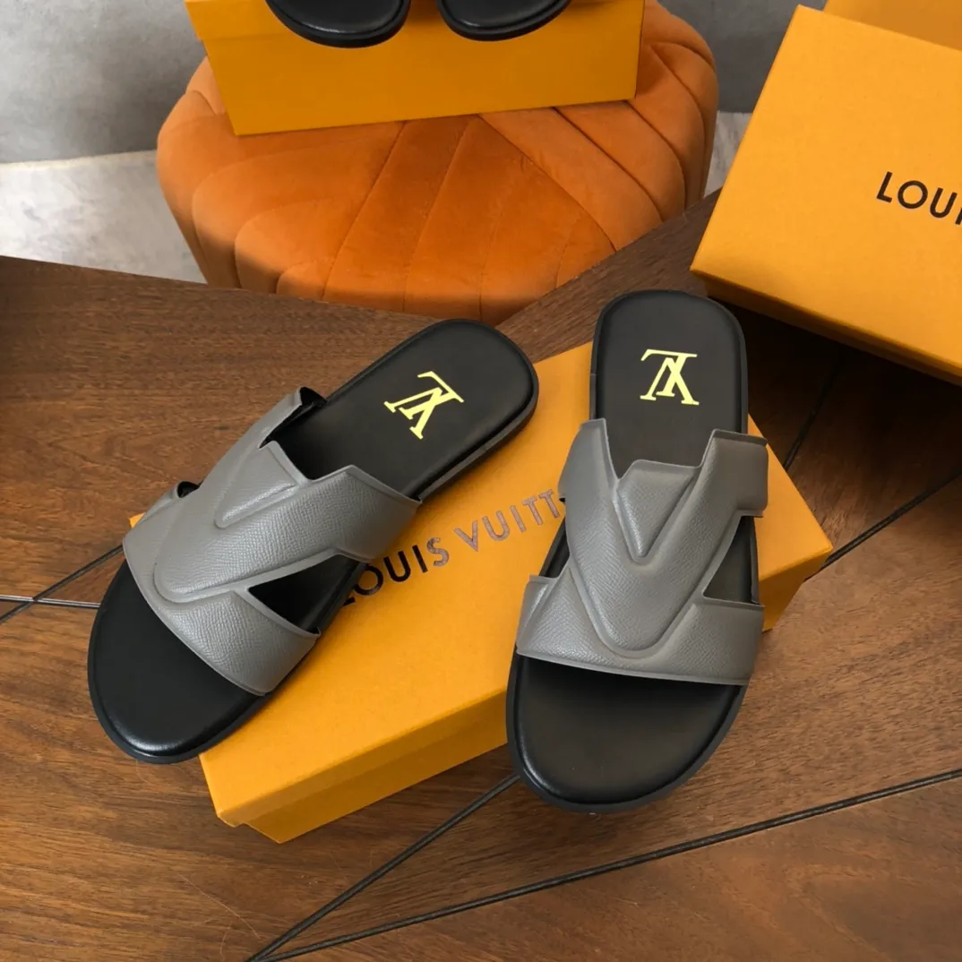 Factory price: 270💰LV counters are selling new brand luxury men's slippers, casual, loose and comfortable. The must-have model in the picture above [Happy][Happy], multiple colors available Size: 38-44, customized 45